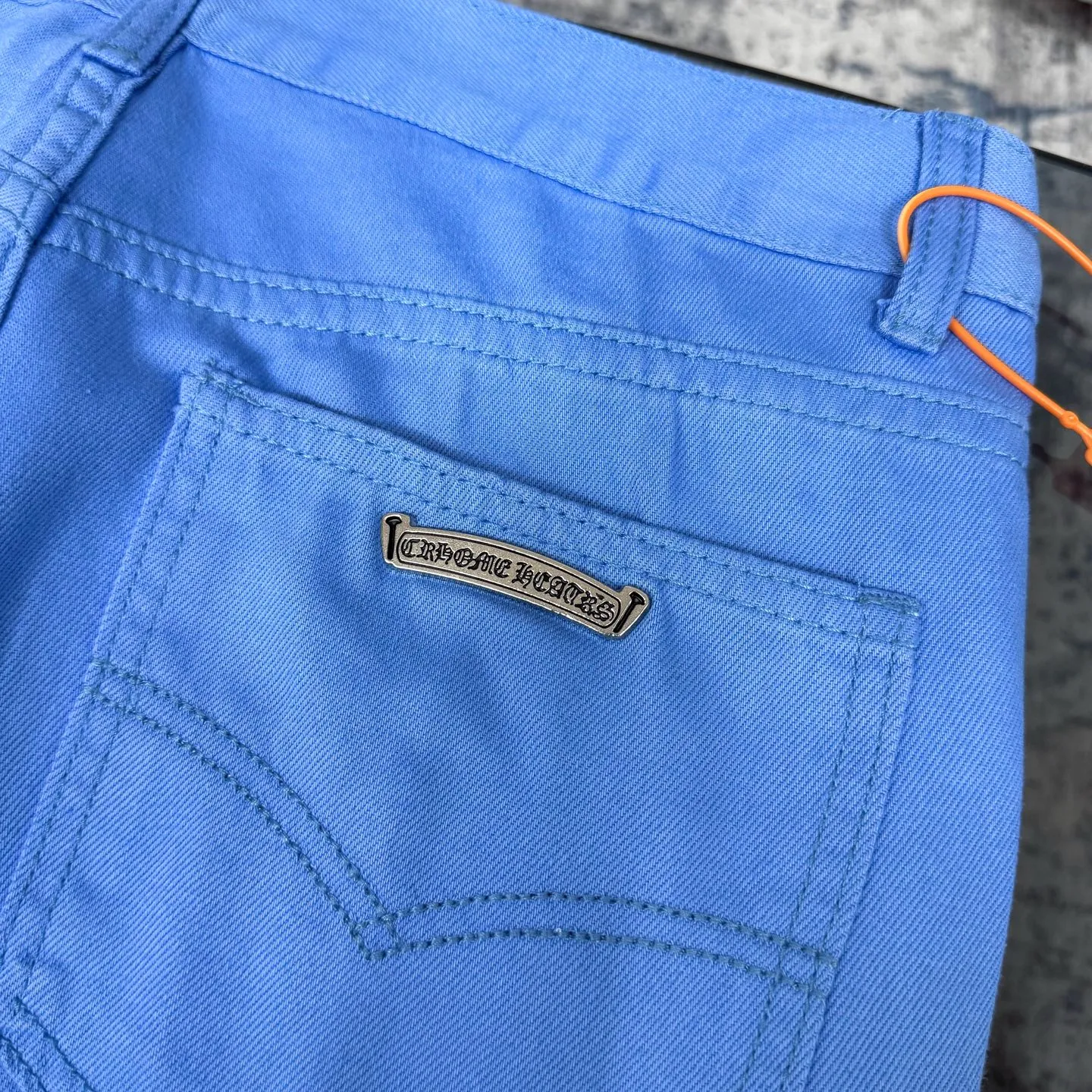 P270 Chrome hearts CH co-branded Drak Miami ice blue jeans exude uninhibited personality and unique charm. Every wear and tear is carefully designed to present a unique artistic feel. Made of imported denim fabric, which has undergone heavy industrial washing and destruction treatment, the trousers show a super cool effect on the upper body, allowing you to dominate the fashion stage.  This is more than just a pair of jeans, it is an expression of attitude. With its unique design concept and ultimate pursuit of details, Croxin breaks traditional boundaries and defines the jeans trend in the new era. The trousers are made of double-layer woven fabric with customized hardware. Special Italian cowhide is printed and cut. Custom-made sheepskin three-layer thick-line leather. The whole body is spliced ​​in heavy water washing. Craftsmen hand-splash ink. You can see the details. Three-dimensional cutting version. Loose and comfortable, not flattering to the body. Makes taller and slimmer. Seiko factory. Original quality control. Same style for men and women. Can be matched with couples. Versatile recommendation. Must-have jeans for all seasons. Color: ice blue. Size: 28-30-32-34.
